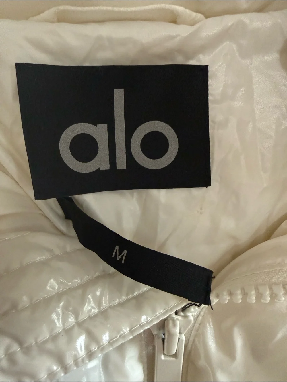 NWOT ALO Yoga Glossy Ivory Puffer Jacket with Hood Sz M